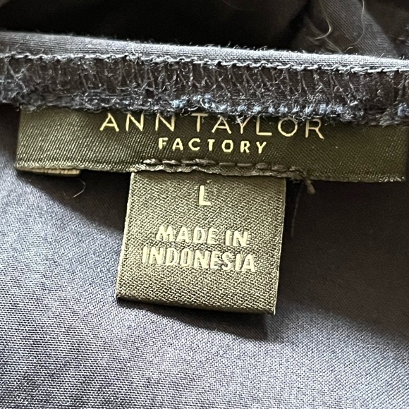 👚ANN TAYLOR FACTORY Navy Short Sleeve Blouse - Picture 8 of 8
